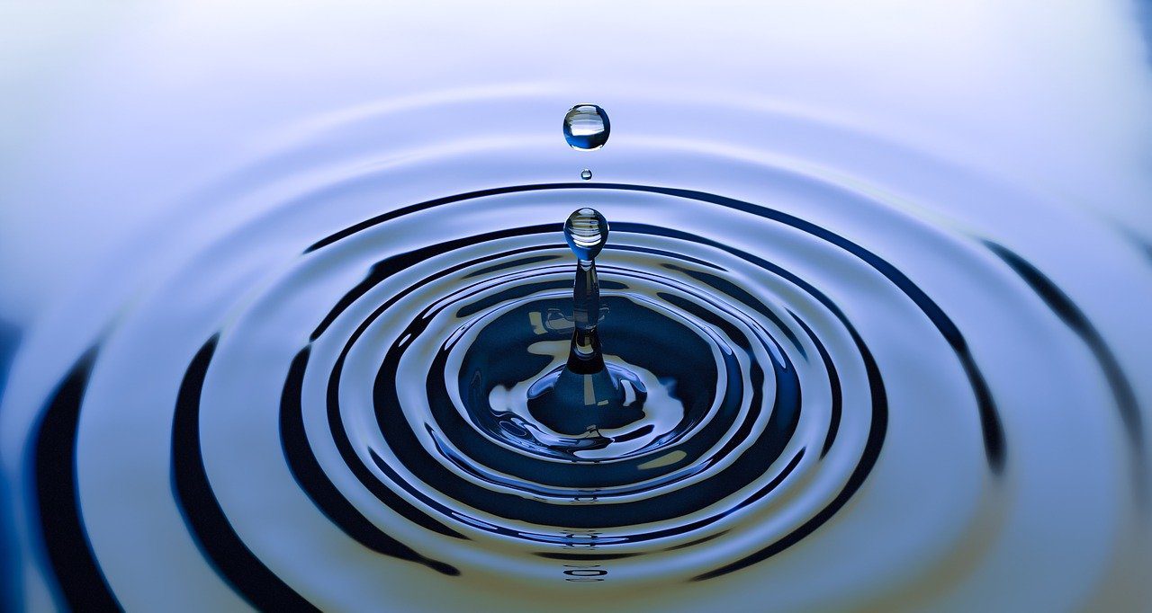 image de goutte tombant dans l'eau