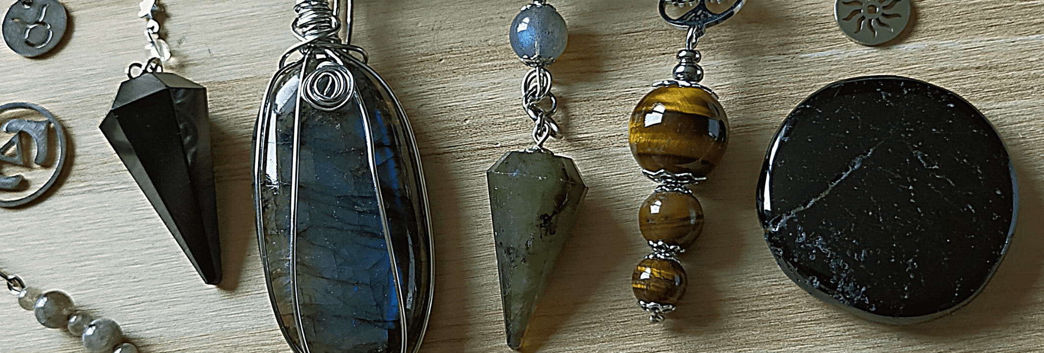 les créations : pendule, bijoux et cristaux de Hakovena